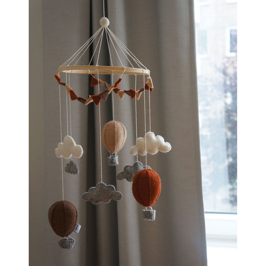 Móvil de Globos Aerostáticos con Banderines en Tonos Beige y Marrón – Gamcha