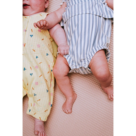 Pelele de tirantes con estampado confetti – Sproet & Sprout