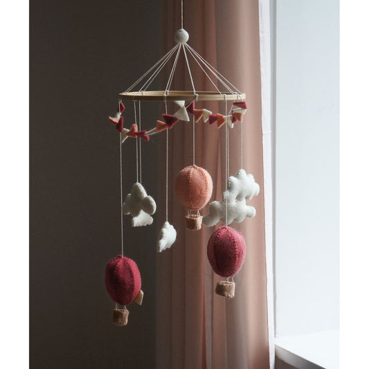 Móvil de Globos Aerostáticos con Banderines en Tonos Coral – Gamcha