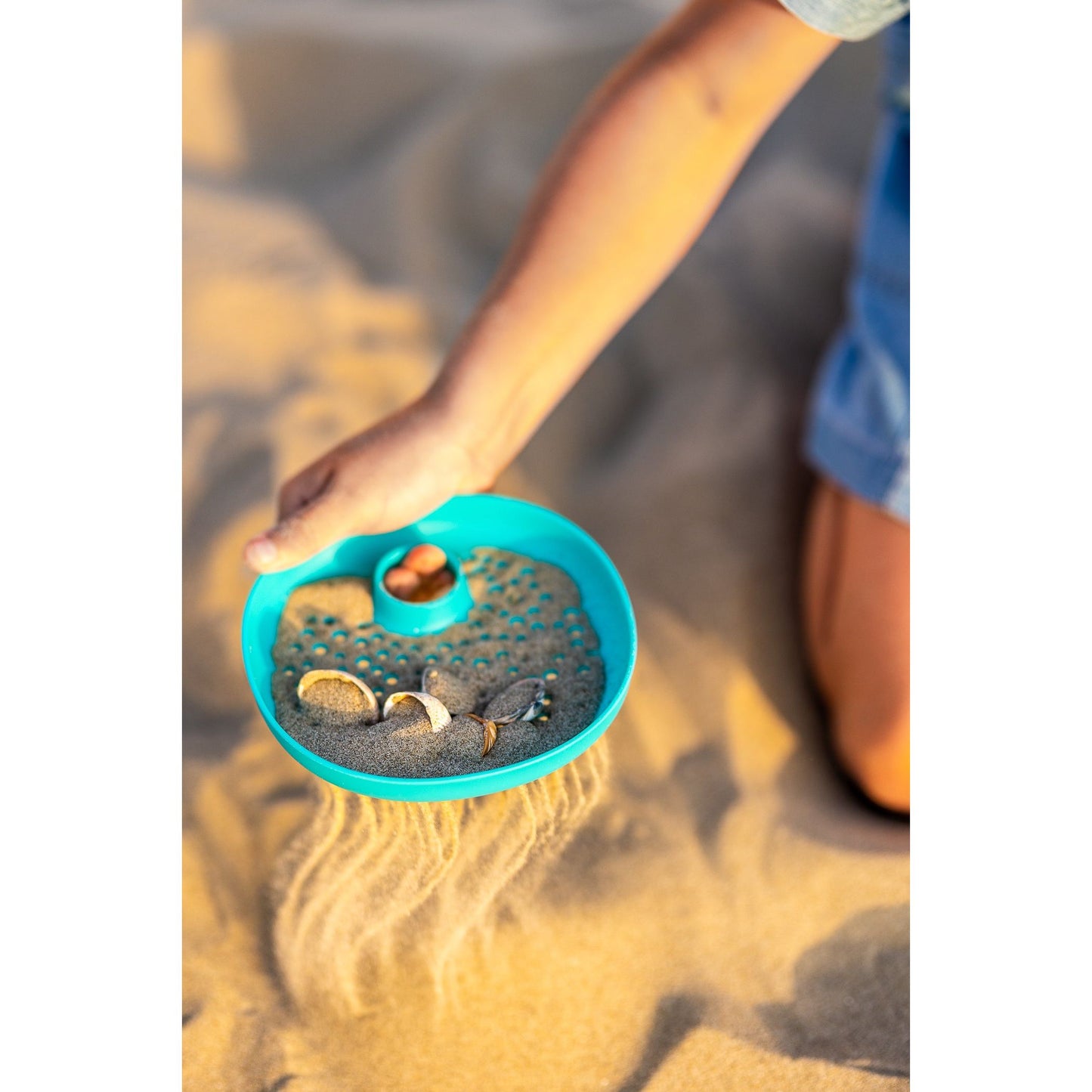 Quut Bucki – Bucket & Sand Sifter “Lagoon‐Banana Blue”