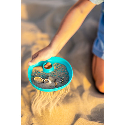 Quut Bucki – Bucket & Sand Sifter “Lagoon‐Banana Blue”