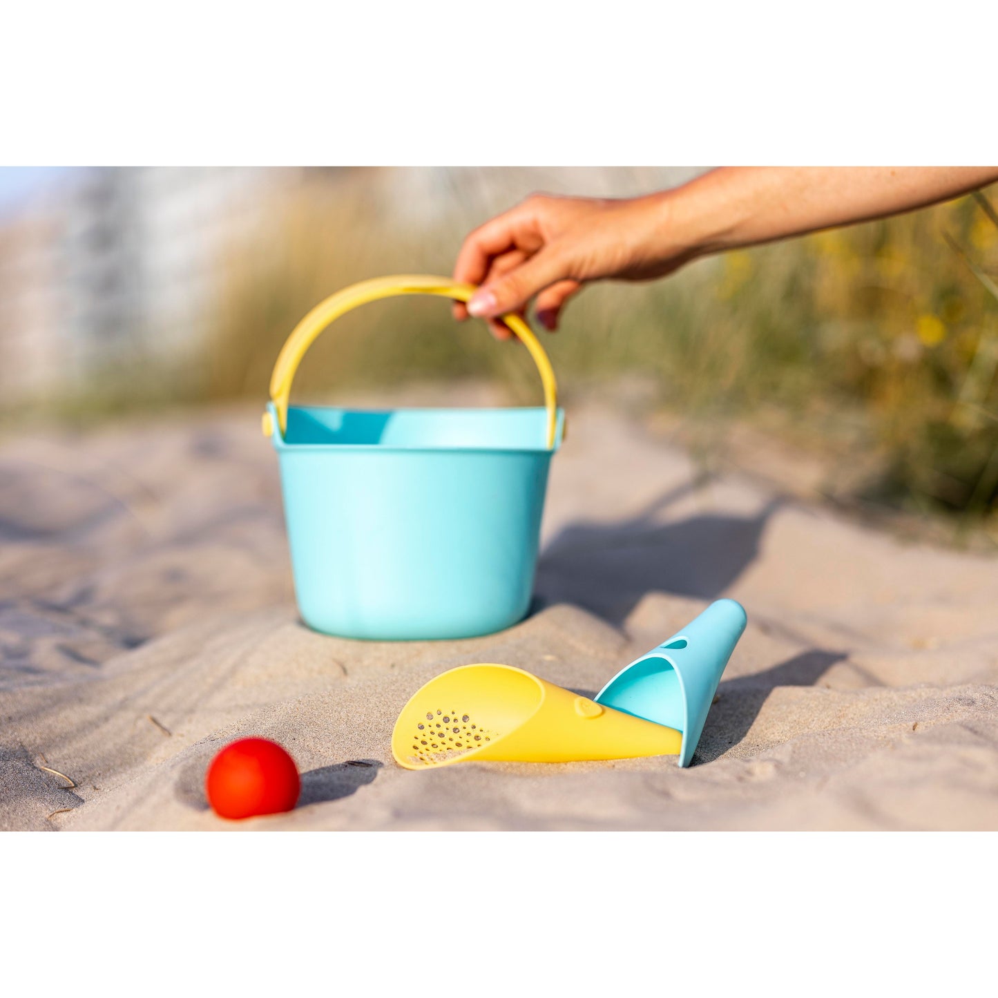 Quut Bucki – Bucket & Sand Sifter “Lagoon‐Banana Blue”