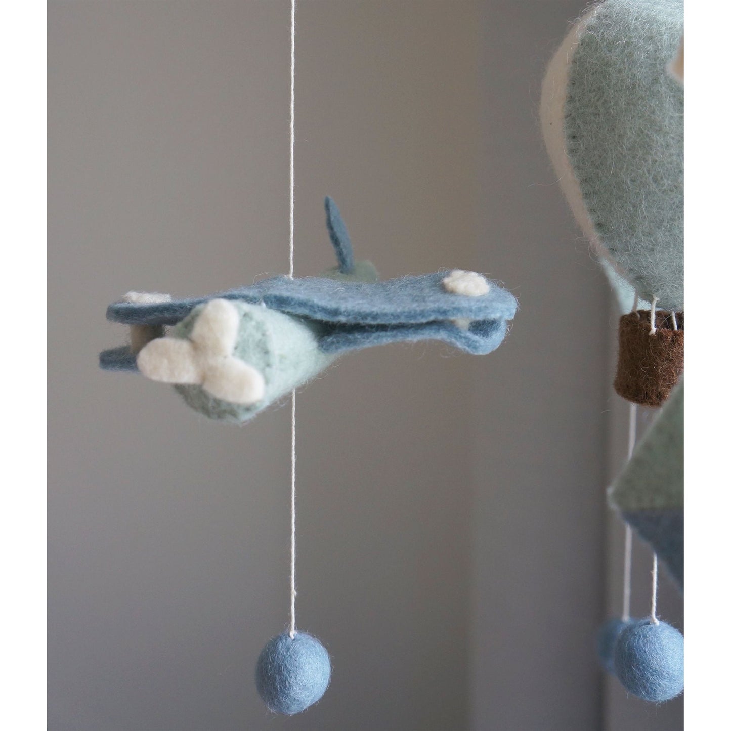 Móvil de Aviones, Globos Aerostáticos y Cometas en Tonos Azules – Gamcha
