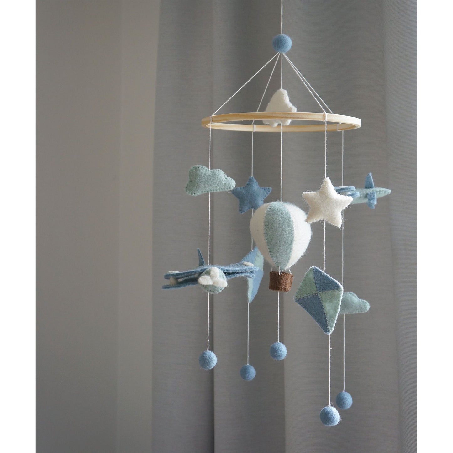 Móvil de Aviones, Globos Aerostáticos y Cometas en Tonos Azules – Gamcha
