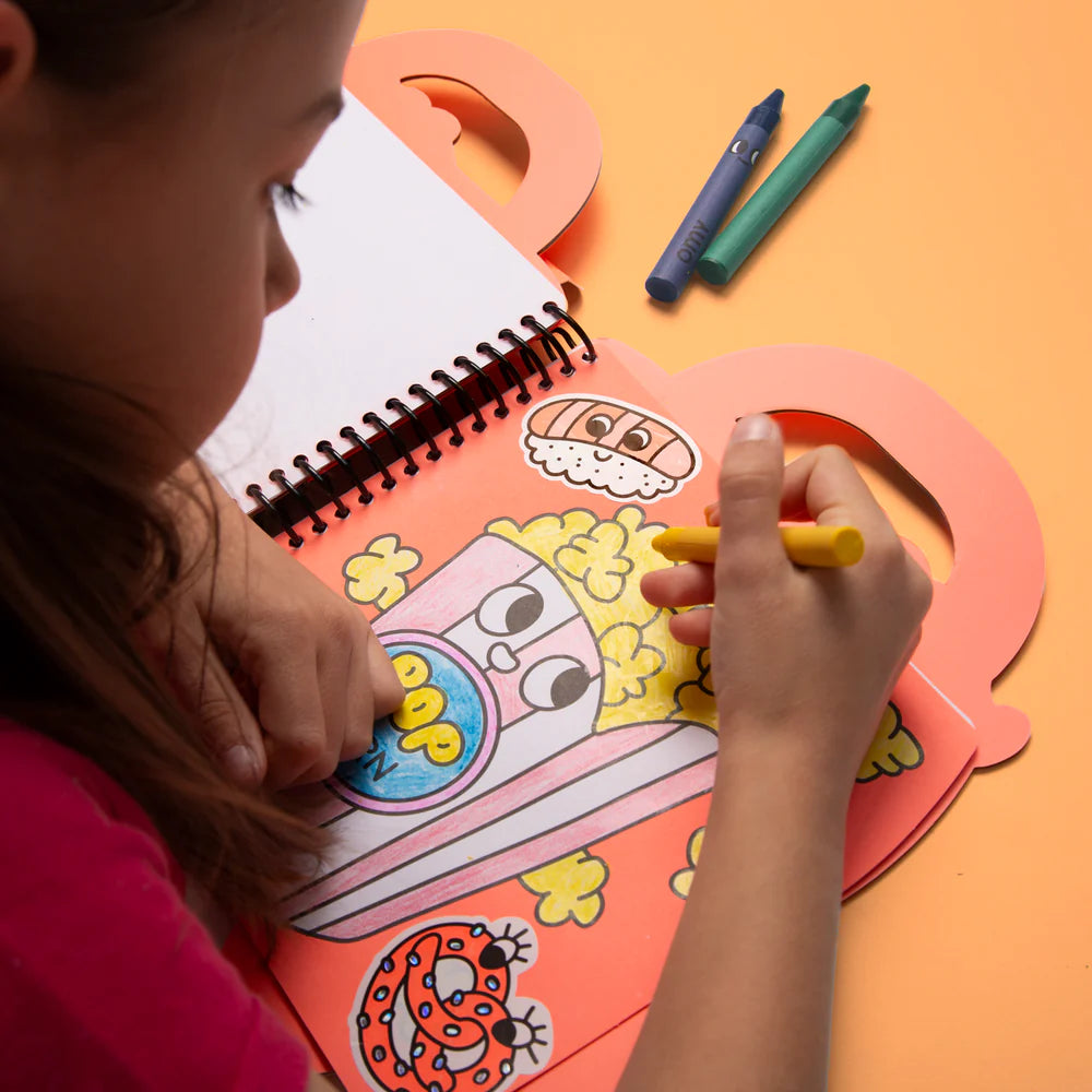 Libro de Pintar Yummy – OMY (con ceras y pegatinas)