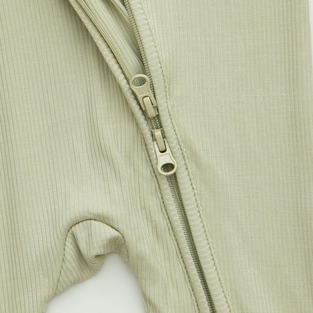 Pijama Zippy Romper de Bambú – Green Olive Ribbed | Lilulila