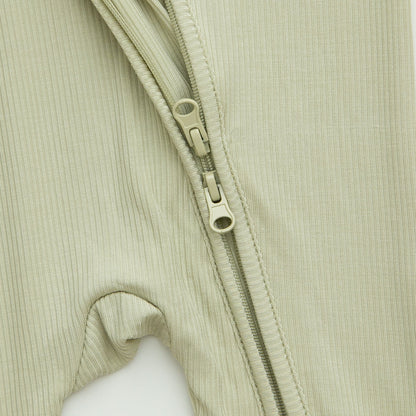 Pijama Zippy Romper de Bambú – Green Olive Ribbed | Lilulila