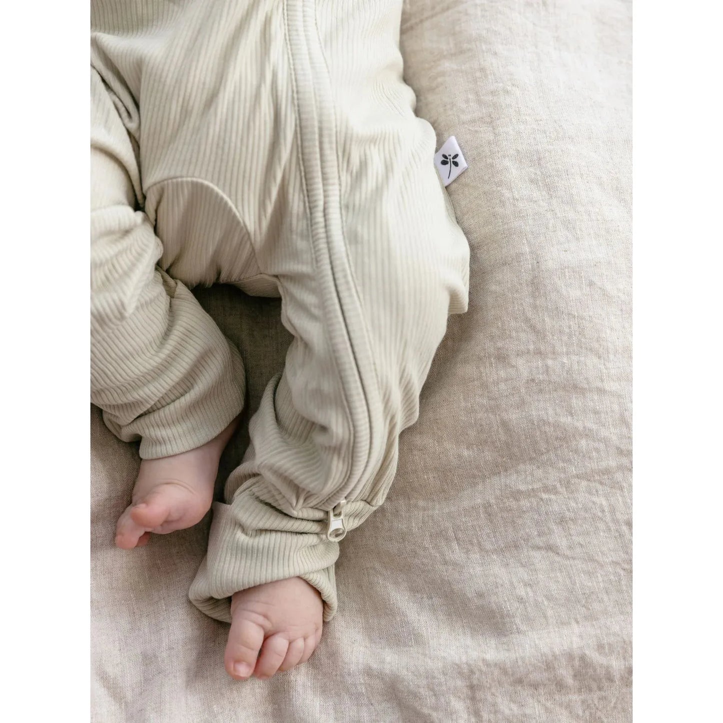 Pijama Zippy Romper de Bambú – Green Olive Ribbed | Lilulila