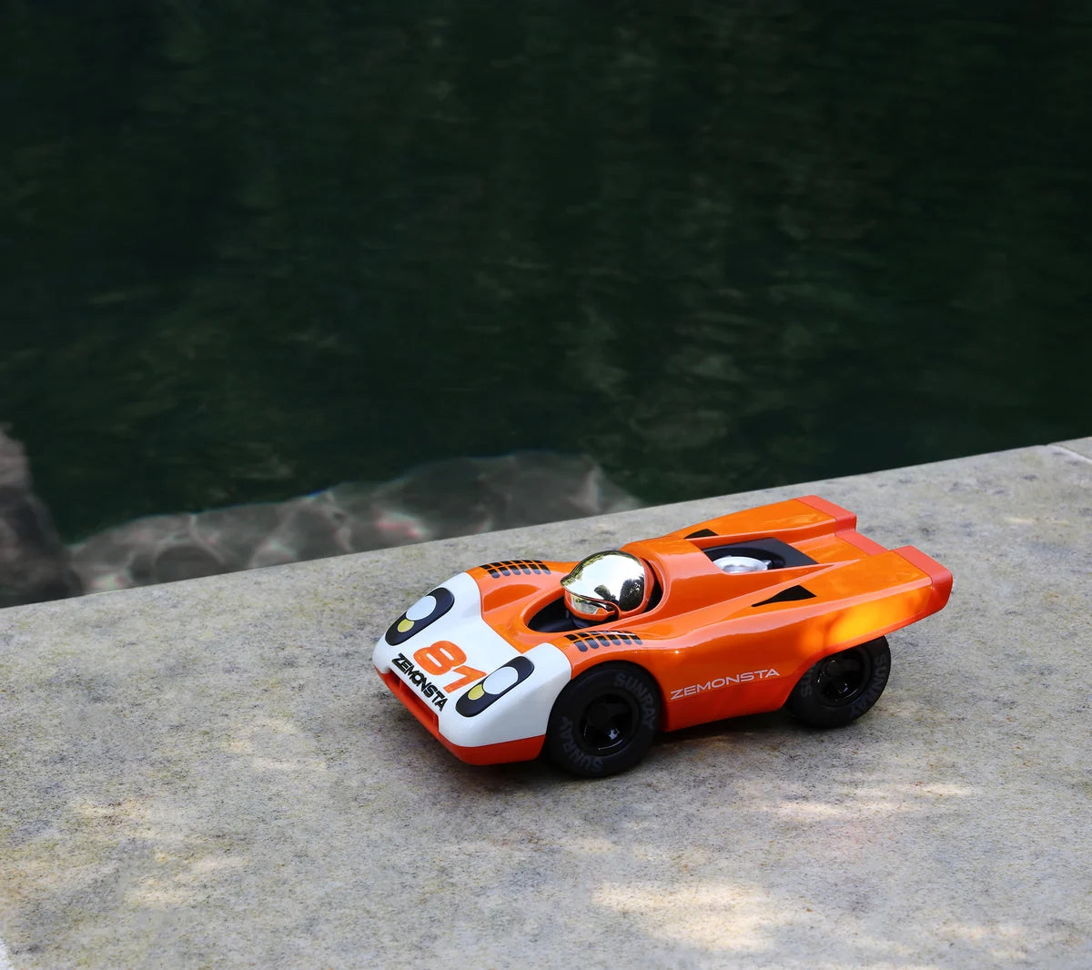 Coche Egon Zemonsta – Playforever