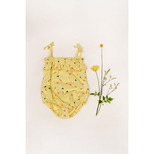 Pelele de bebé con volante y tirantes Sprinkle Print | Sproet & Sprout