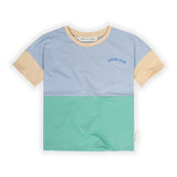Camiseta de Manga Corta con Diseño Colourblock – Azul Claro y Verde Botánico | Sproet & Sprout