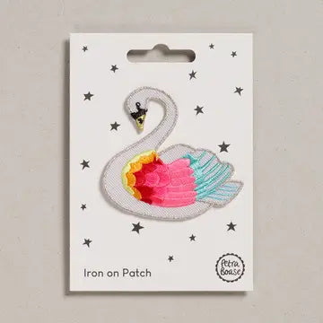 Petra Boase – Parche Termoadhesivo “Cisne Arcoíris”