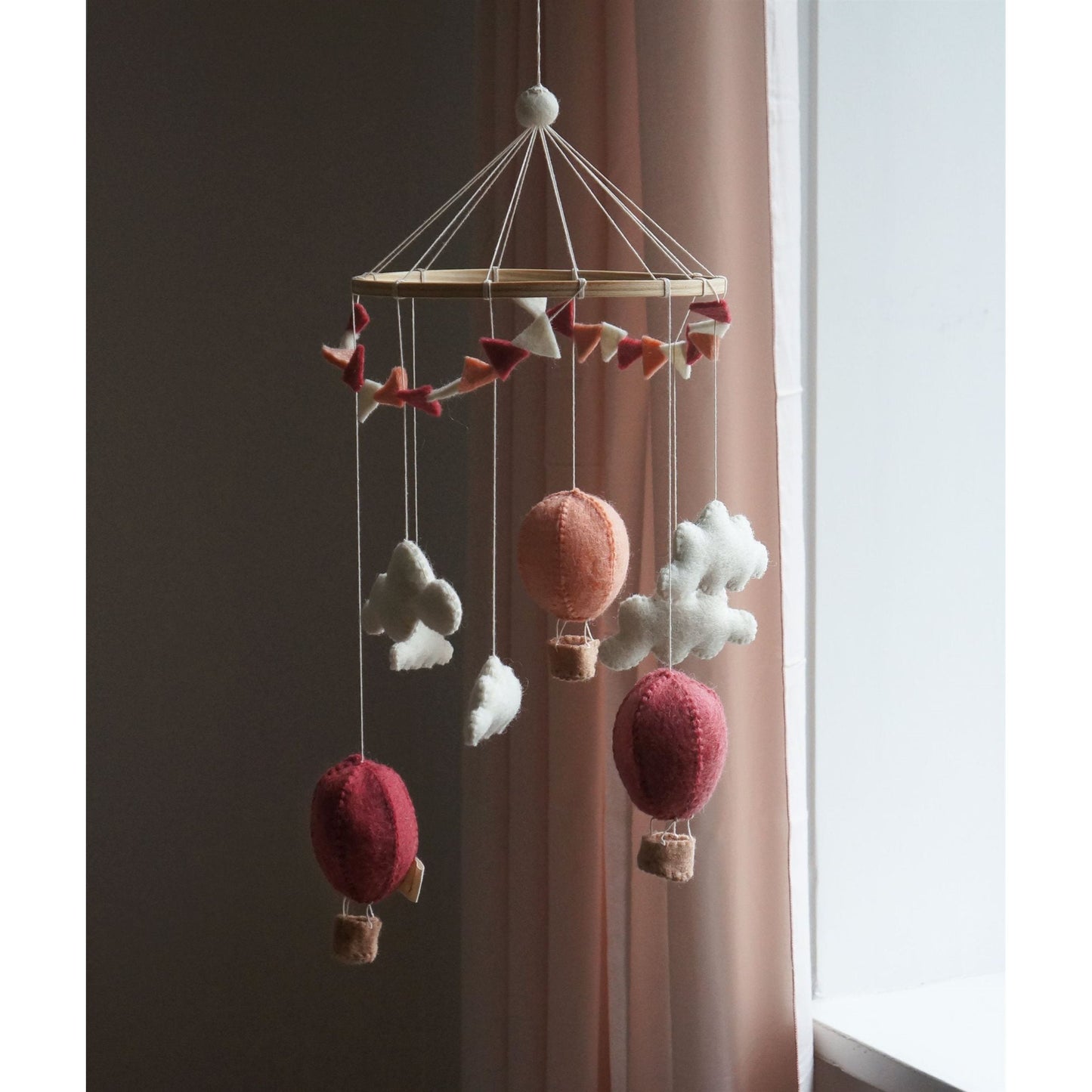 Móvil de Globos Aerostáticos con Banderines en Tonos Coral – Gamcha