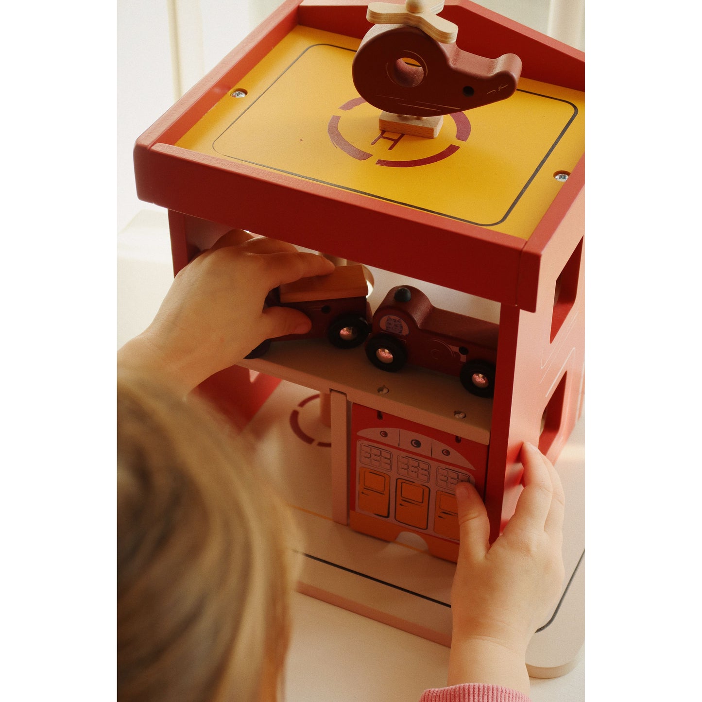 Garaje de Madera con Coches – Konges Sløjd