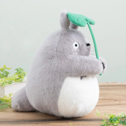 Peluche Totoro Gris con Hoja (Dodonko) – Studio Ghibli